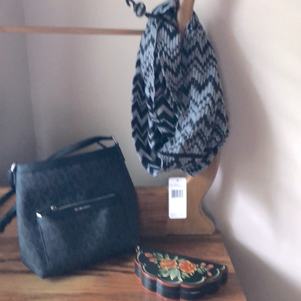 V Frass infinity scarf, , white/black herringbone